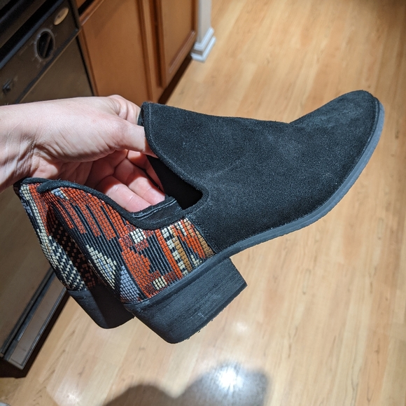 CHARLESTON SHOE CO. Shoes - Charleston Shoe Co Aiken Bootie 7 black suede